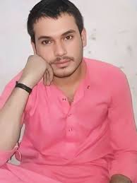 Kabhi kabhi muskurahat ke peechay dard chhupa hota hai… Aur log sirf hansi  dekh kar sab kuch theek samajh lete hain!" 🖤 Chup rehta hoon... kyunke  shikayat karna bhi bekaar lagta hai...