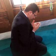 Son dakika 🎉 Ekrem İmamoğlu namaz kılarken g&ouml;r&uuml;nt&uuml;lendi #chp #akp
