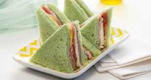 Morbidissimo, con una mollica areata e profumata. Tramezzino Di Pane Verde Agli Spinaci Mozzarella Di Bufala Pomodorini Infornati Limone Candito E Capperi