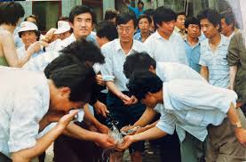 維基百科，自由的百科全書 天安門事件 是指在不同時期發生在 中國 北京 天安門廣場 的政治事件： 四五運動 ，又稱 第一次天安門事件 ，「天安門事件」一詞在 中國官方 口中通常指代此次運動。 å…­å››å¤©å®‰é–€äº‹ä»¶hashtag On Twitter