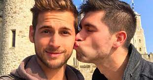 Boyfriend is the protagonist of friday night funkin'. Soldier Brings His Boyfriend To Prom And Steals The Show Mirror Online