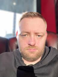 hi my name is Adam 🙂 I'm an engineer single man looking for some frends