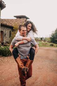Fun Couple Piggy Back Ride Emotive Laughter Poses Engagement Couple Picture Poses Poses Fun Couple
