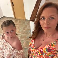 Can anyone recommend any nice picnic areas ideally where there's a river  safe for little ones to paddle in? We're ch le st, so ideally no further  than the hour