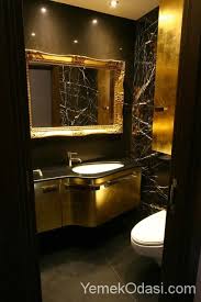 Küçük banyoları nasıl daha ferah mekanlar. Banyo Dekorasyonunda Siyah Ve Gold Uyumu Yemek Odasi