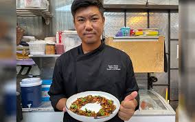 Les insectes sont nos amis, il faut les aimer aussi. Un Chef Thailandais Cuisine Des Mets Raffines A Base D Insectes Lepetitjournal Com