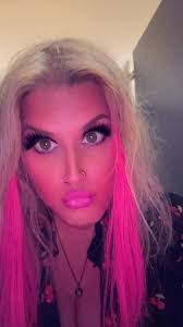 Robin Fullerton's Instagram, Twitter & Facebook