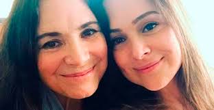 Amigas de longa data, regina duarte e sabine comemoram o reencontro — foto: Regina Duarte Encanta Com Homenagem Para A Filha Gabriela Duarte Mais Novela
