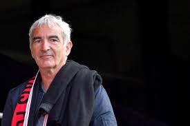 »… kita place sa fille stéphanie, isg de 26 ans avec de grandes ambitions. Raymond Domenech Chahute Lors De Son Premier Entrainement Avec Le Fc Nantes