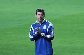 El juego de la selección argentina con una pelota de fútbol americano. Invasion De Campo En La Practica Abierta De Argentina