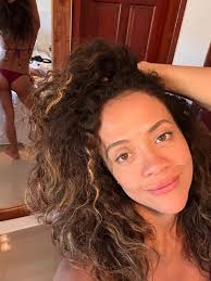 Aline Borges abre álbum de fotos em cidade conhecida como Caribe Brasileiro