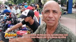 Pedro Juan Reyes da presente de navidad a los Motoconchos de Navarrete
