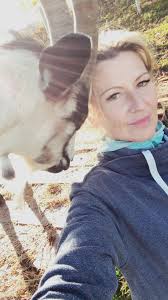 In seinen Kindertagen war Flooki kein großer Kuschler. Er war eher scheu  und ließ sich nicht gerne anfassen. Aber schaut ihn jetzt an, wie er diese  Schmusephasen genießt! Es ist so wunderbar zu sehen, ...