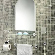 Ayna önceden takılmış bir telle geldi ve ben bu iki vidanın aynayı tutacak kadar sağlam olmasını umuyorum. Celik Banyo Kanada Banyo Aksesuar Seti 6 Parca Ayna Hediyeli Duvara Monte Aksesuarlar Koctas