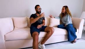 ويخطف الثنائي عادة الأنظار بعلاقتهما، ليس فقط علاقتهم الخاصة، وإنما أيضاً علاقتهم على الشاشة. Ø¯ÙŠÙƒÙˆØ± Ù…Ù†Ø²Ù„ Ø£Ø­Ù…Ø¯ ÙÙ‡Ù…ÙŠ ÙˆÙ‡Ù†Ø§ Ø§Ù„Ø²Ø§Ù‡Ø¯ Ø¹ØµØ±ÙŠ ÙˆØ¨Ø³ÙŠØ· Ø¨Ø§Ù„ÙÙŠØ¯ÙŠÙˆ ÙˆØ¨Ø§Ù„ØµÙˆØ± Ù…Ø¬Ù„Ø© Ø§Ù„Ø¬Ù…ÙŠÙ„Ø©