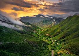 A stunning view of Asir's green mountains ⛰️ in southern Saudi Arabia 🇸🇦 📍. صورة جميلة لجبال منطقة عسير الخضراء ⛰️ في جنوب المملكة العربية السعودية 🇸🇦📍. 📸: @saadalkhorsan1