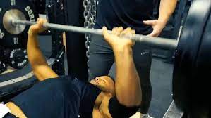 Los angeles rams defensive lineman aaron donald trains with knives. Aaron Donald Barely Breaks A Sweat With Bench Press Espn Video