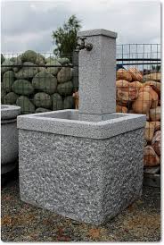 Der überwiegende teil der gartenbrunnen besteht aus granit, welcher besonders widerstandsfähig. Granitbrunnen Rustikal Gehauen Mit Bohrungen Im Shop