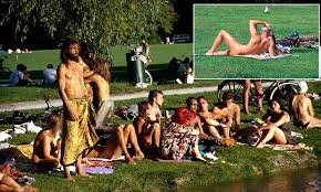 Der englische garten in münchen zählt mit einer fläche von 3,7 km² zu den größten innerstädtischen grünanlagen der welt. Munich Gives Nudist Sunbathing The Green Light And Introduces Urban Naked Zones Daily Mail Online