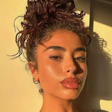 Beneficios del romero para el cabello rizado