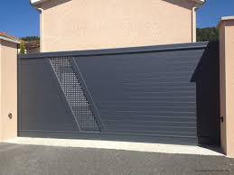 Sublimez Votre Entree Avec Le Portail Aluminium De Profils Systemes Portail Aluminium Portail Porte Moderne