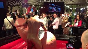 Riding the mechanical bull... - ThisVid.com