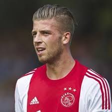 The longer hair is easily combed over to show off the shorter sides and the angles cut around the face. Toby Alderweireld Hair Hairstyles And Haircuts