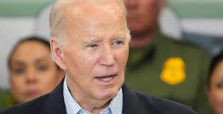 ESPN's Joe Buck confronts Eagles fans alongside Jason Kelce in Philly