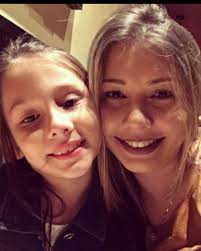 Hoje, dia das mães, me encontro reflexiva. Aquela pergunta que muitas vezes  fica guardada no fundo da mente: eu realmente queria ser mãe? Fui mãe muito  jovem, aos 17 anos, e novamente