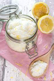 Ein peeling können sie super schnell und einfach aus hausmitteln selbst herstellen. Peeling Selber Machen Zitronen Zucker Peeling Fur Korper Gesicht Mrsberry Kreativ Studio