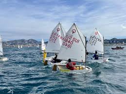 O tecido é leve, fácil de lavar e pode ser combinado com tecidos mais grossos. Cercle De La Voile De Neuchatel