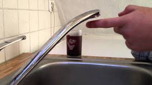 Wenn sie den wasserhahn durch einfaches putzen mit reinigungsmitteln nicht wieder sauber bekommen, wechseln sie das sieb am wasserhahn. Wasserhahn Entkalken In Nur 2 Schritten Zu Neuem Glanz Heimwerkertricks Net