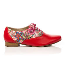 Faciles à porter en été comme en hiver, le mocassin femme et les derbies sont aussi stylés que confortables. Epingle Sur Collection 2018