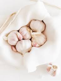 Bersihkan kulitnya, tetapi tidak mengupas sepenuhnya untuk memudahkan itulah khasiat bawang putih bakar untuk kesehatan dan cara membuatnya. Bawang Putih Alternatif Untuk Mengatasi Masalah Usus Lifestyle Fimela Com