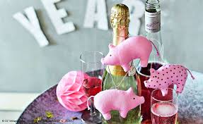 Flusssteine, eine rosa filzplatte oder rosa filzreste, wackelaugen und einen schwarzen filzstift. Die 10 Schonsten Diy Knaller Zu Silvester Oz Verlag