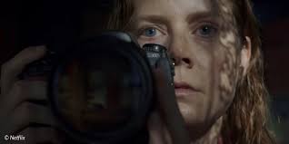 Film-trailer: Amy Adams efterforsker en brutal forbrydelse i  Netflix-thrilleren "Kvinden i vinduet"