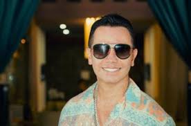 El paseo familiar de Andy donde Jhonny Rivera posa con su novia y la mamá  del cantante