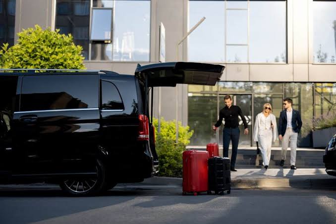 Private chauffeur in Lahore｜Infinity luxe chauffeur