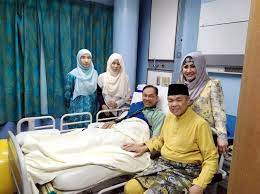 Umno president datuk seri dr ahmad zahid hamidi and his wife datin seri hamidah khamis' ambank credit card statements between december 2013 and january 2016, which were revealed in high court here today, gave a glimpse into the couple's luxurious lifestyle. Zahid And Wife Hamidah Visit Anwar At Hkl