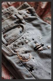 I love hand embroidery on denim because it transforms the rather plain fabric into something beautiful that you here i embroidered denim fabric which i then sewed into a pair of jeans. Impresionante Espacio Bordado A Mano Vintage S Mom Jeans Impresionante Mano Atemberaubende Hand Bestickte Raum Vi Jeans Diy Denim Embroidery Embroidery Jeans