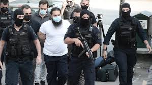 Μία μέρα μετά όμως έκανε την επίθεση και στο video αποτυπώνεται η στιγμή που περνάει την θησέως με το μπουκάλι με το βιτριόλι στα χέρια και μπαίνει στο ταξί που την περίμενε για να διαφύγει. Dglzykricinsim