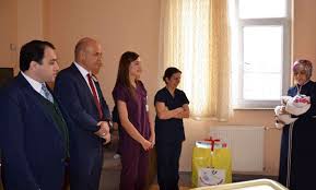 Erkek bebek zıbın seti erkek bebek yelek modelleri ve yapılışı video indir erkek bebek yazlik kiyafetleri erkek bebek youtube 4000 saat satin al 2020 youtube film kanal. Hosgeldin Bebek Paketi Veren Belediyeler Arasina Bir Yenisi Daha Eklendi Gebe Com