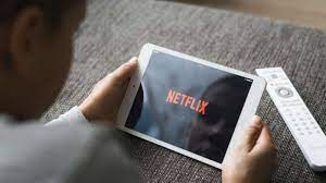 Lalu apa bedanya netflix dengan layanan streaming serupa seperti google play movies, iflix, dan hooq? Jangan Tertipu Ini Arti Istilah Netflix And Chill