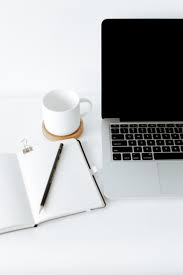 Berbagai kreasi dan inovasi dihadirkan sehingga membuat laptop memiliki desain ciamik dan fitur yang mumpuni. Tempat Kerja Dengan Laptop Dan Buku Harian Terbuka Foto Stok Gratis