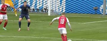 Οι γιατροί ανέβασαν τον έρικσεν σε φορείο και τον μεταφέρουν προς τα αποδυτήρια. Beajox Lejdjzm