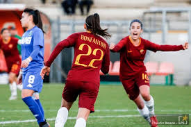 A roma il calcio femminile ha origine negli anni 1960 ed è proseguito negli anni successivi con la fondazione di vari club, tra cui la roma calcio femminile (formatasi nel 1965) e la res roma (2004), che pur avendo entrambe adottato il nome della capitale d'italia e i colori giallorossi, non vantano alcun legame societario con il club maschile. Agnese Bonfantini Roma Calcio Femminile Claudio Bosco Livephotosport O1nj4y6o28xd8uoxf0tbop29o9be08g1nte0dxaf40 Febbre Da Roma