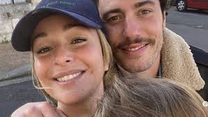 Carnet rose ! Cindy Poumeyrol (Koh-Lanta) dévoile la photo de son deuxième  enfant