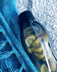 Bau wadah plastik baru terkadang sangat mengganggu ya, bunda. 5 Tips Membersihkan Botol Minum Tupperware Yang Mudah