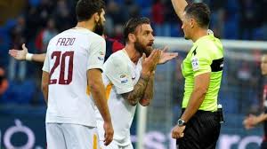 Cuando se iba a ejecutar el saque, el defensor jaloneó a lapadula y este fue el primer gol de gianluca lapadula con camiseta del genoa, tras un irregular paso por el. Roma Totti Assolve De Rossi E Il Nostro Capitano Ha Diritto Di Sbagliare La Repubblica