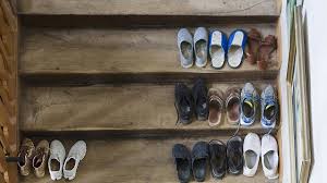Selbst, wenn wir ein schönes schuhregal aufstellen, damit es nicht so unordentlich aussieht. Wohn Knigge Schuhe Im Treppenhaus